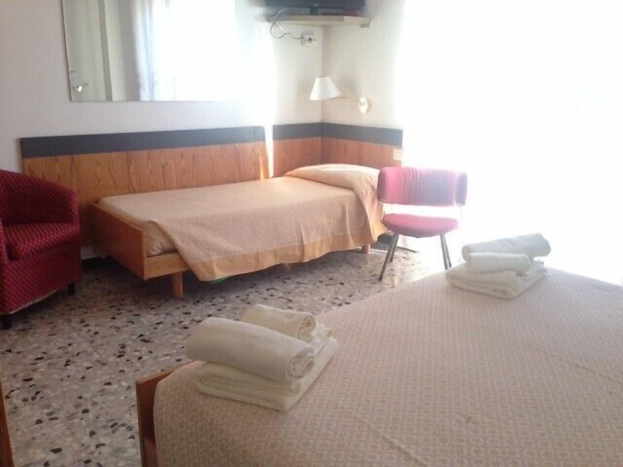 Hotel Minerva Пьетра-Лигуре Экстерьер фото