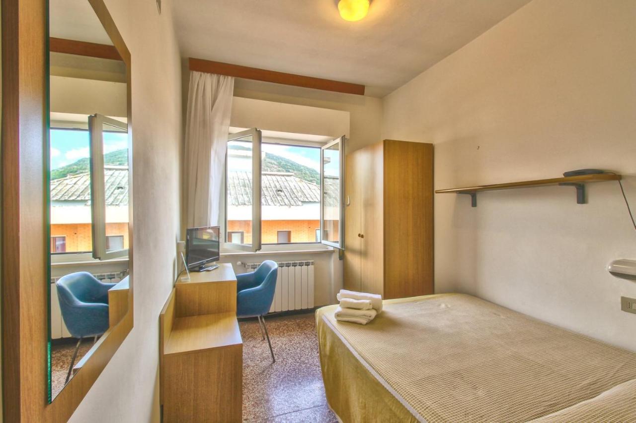 Hotel Minerva Пьетра-Лигуре Экстерьер фото